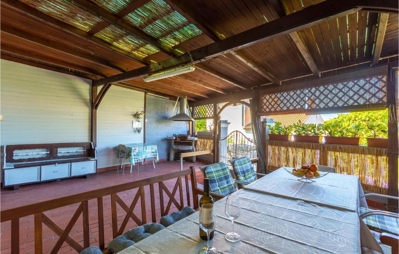 Cozy Home In Omisalj With Kitchen ภายนอก รูปภาพ