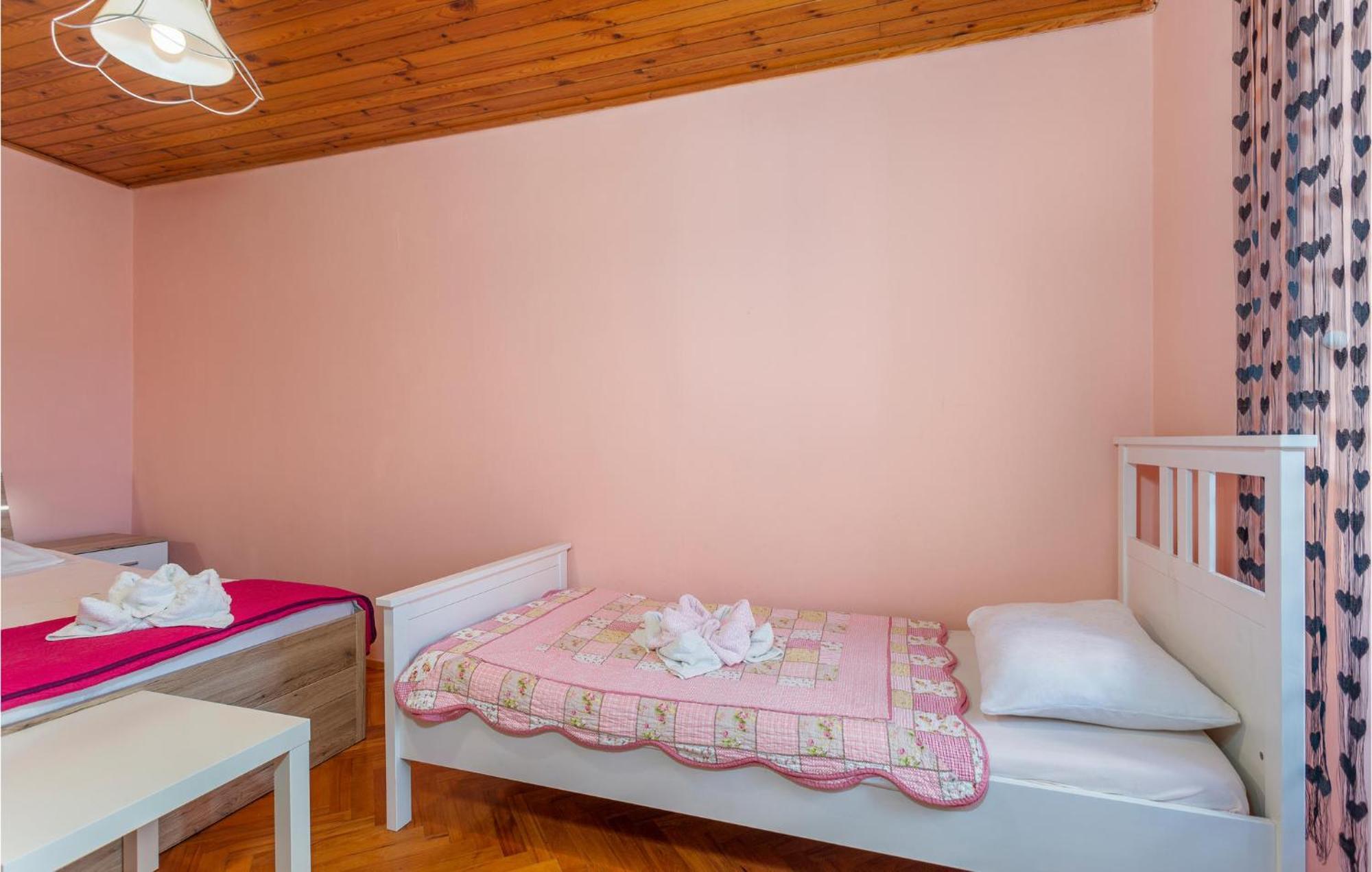 Cozy Home In Omisalj With Kitchen ภายนอก รูปภาพ