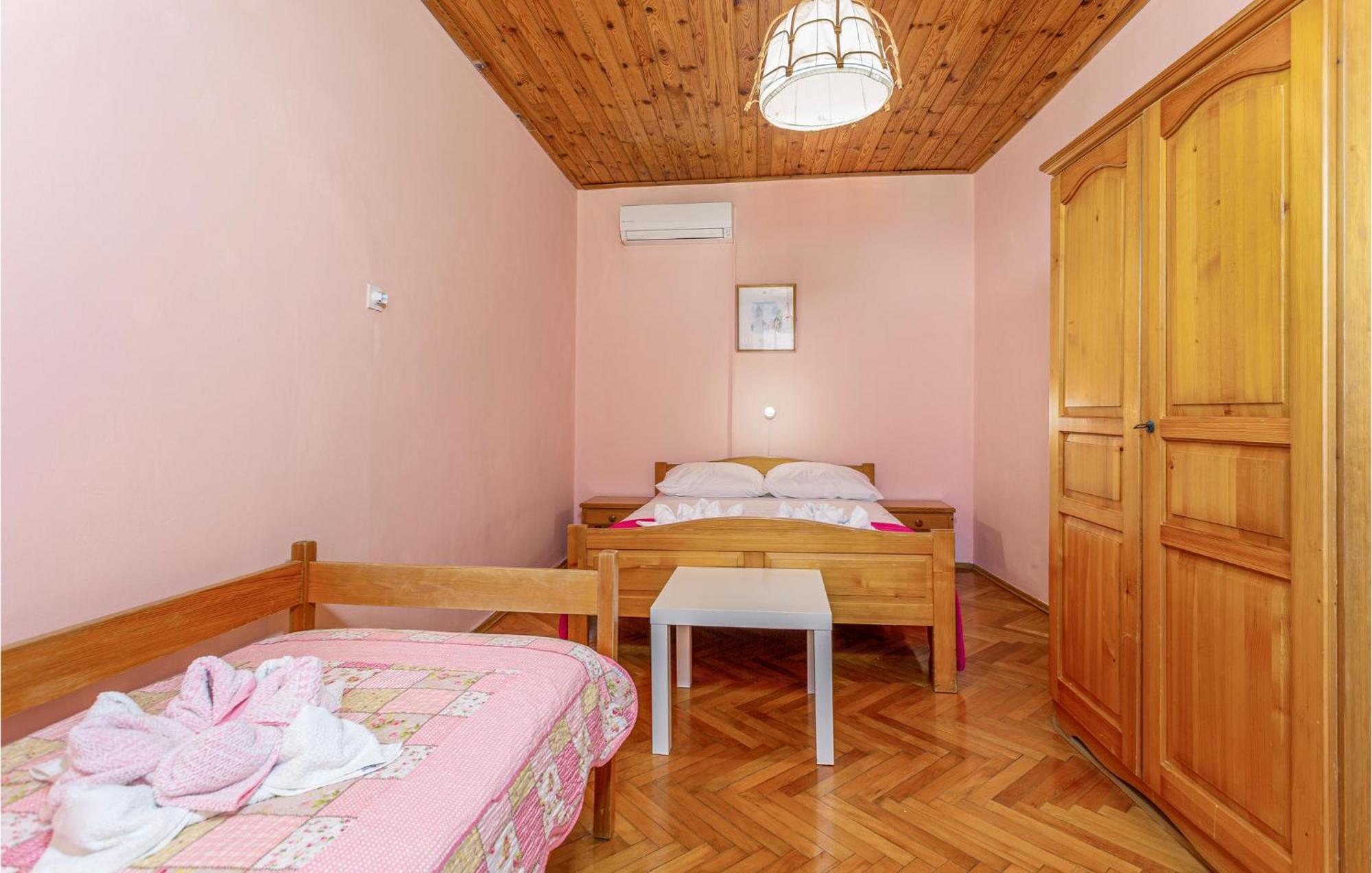 Cozy Home In Omisalj With Kitchen ภายนอก รูปภาพ