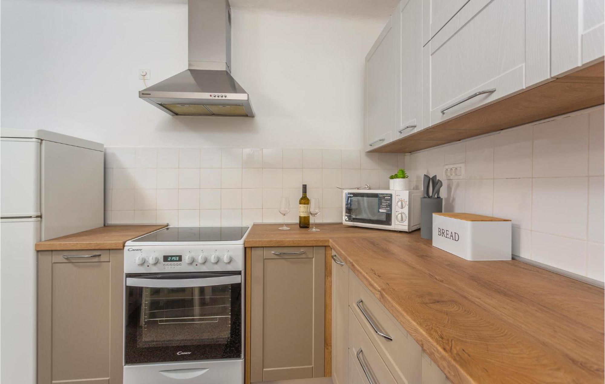 Cozy Home In Omisalj With Kitchen ภายนอก รูปภาพ